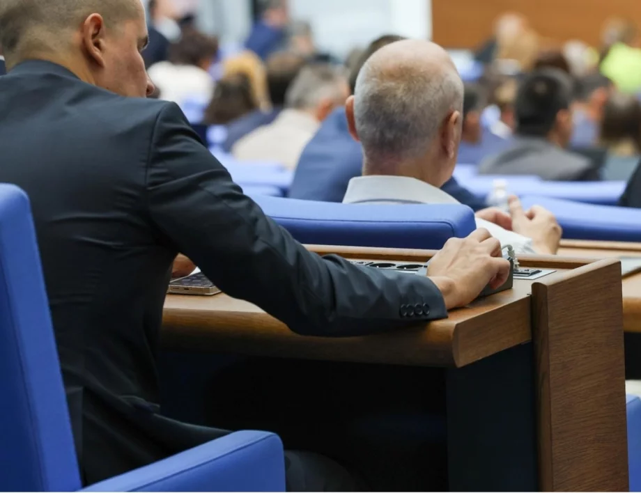 Обрат: Управляващите опитват да пробутат редовния бюджет за догодина