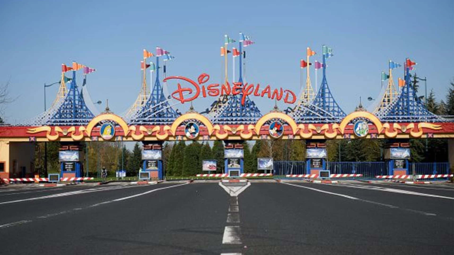 Магията изчезна: Дисниленд в Париж се превърна в сметище (ВИДЕО)