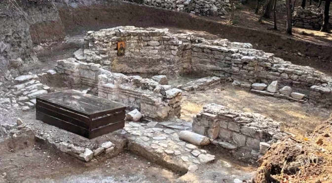 Имотна война за разкопки: Митрополит на нож с археолози, гони туристите