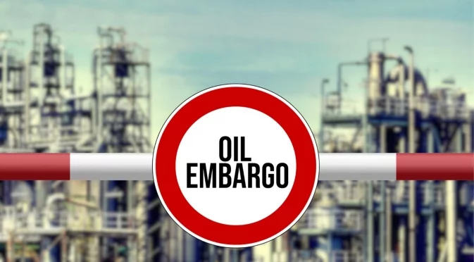 Мощни санкции за купувачи на руски петрол, но не и ако плащат на Украйна: внесен е законопроект в Сената на САЩ