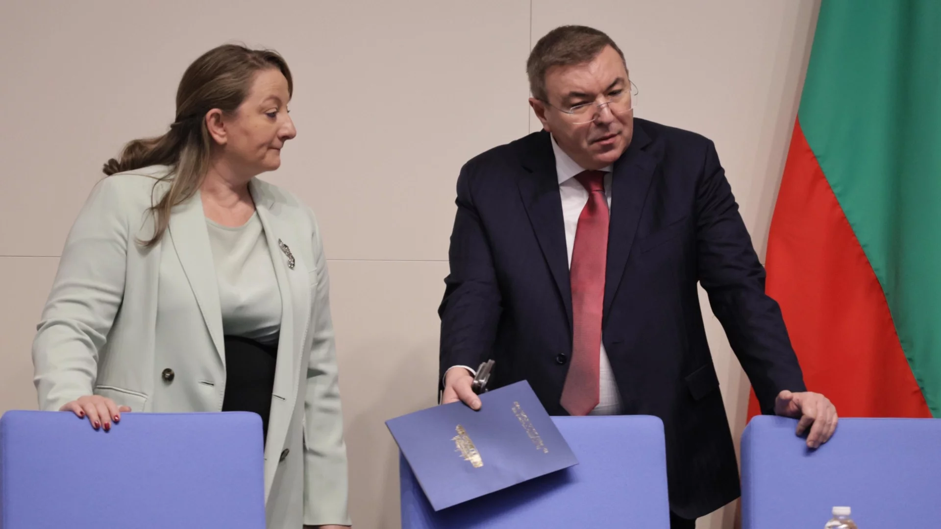 Хаосът продължава: Управляващите се отказаха от редовния бюджет след заканата за протест