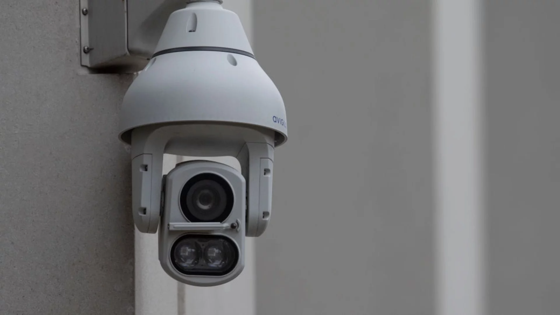 Твърдения за намерени между 20 и 40 камери в момичешки тоалетни на столично училище