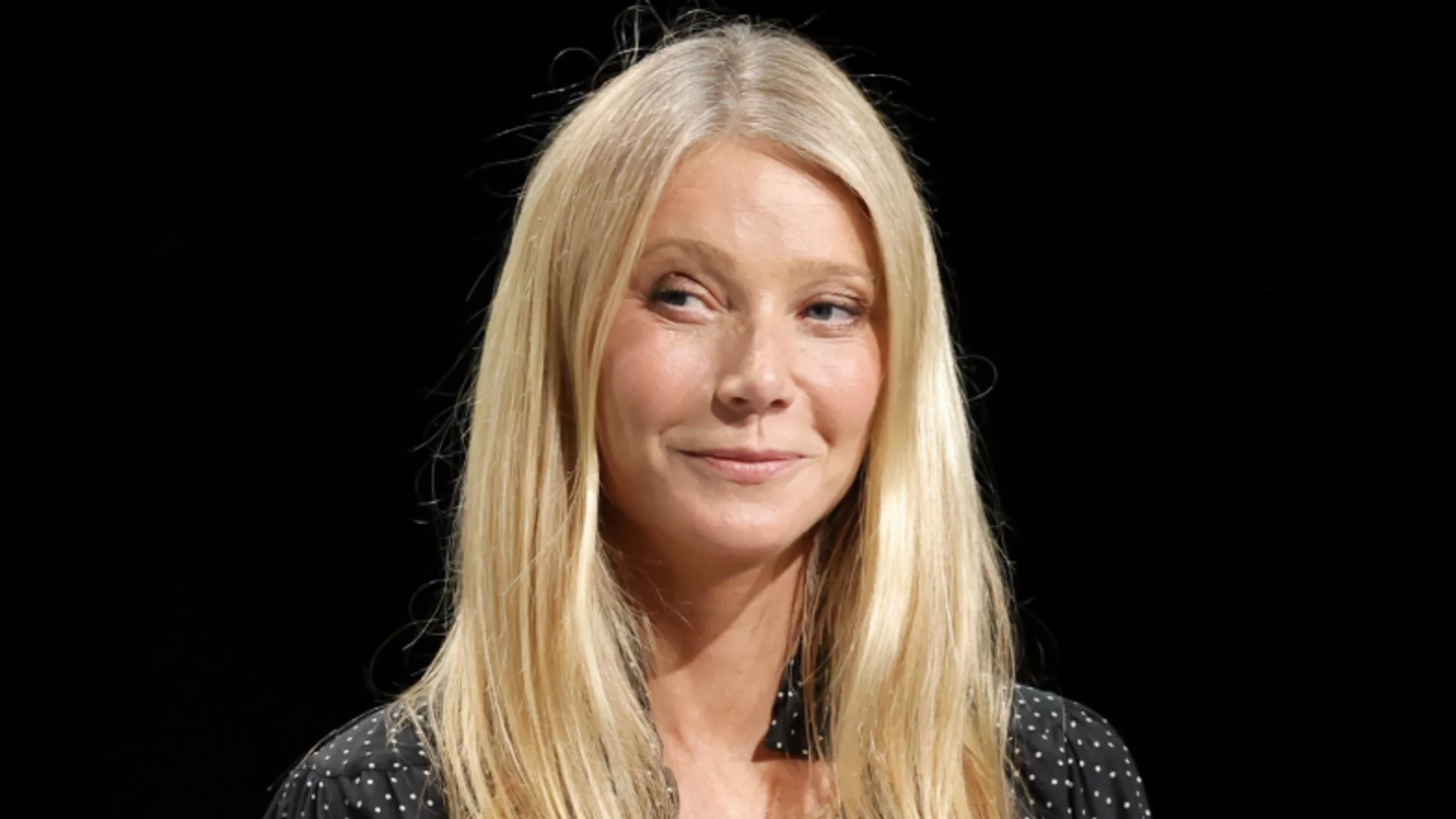 Като две капки вода: Дъщерята на Гуинет Полтроу с емблематична визия от 90-те (СНИМКИ)