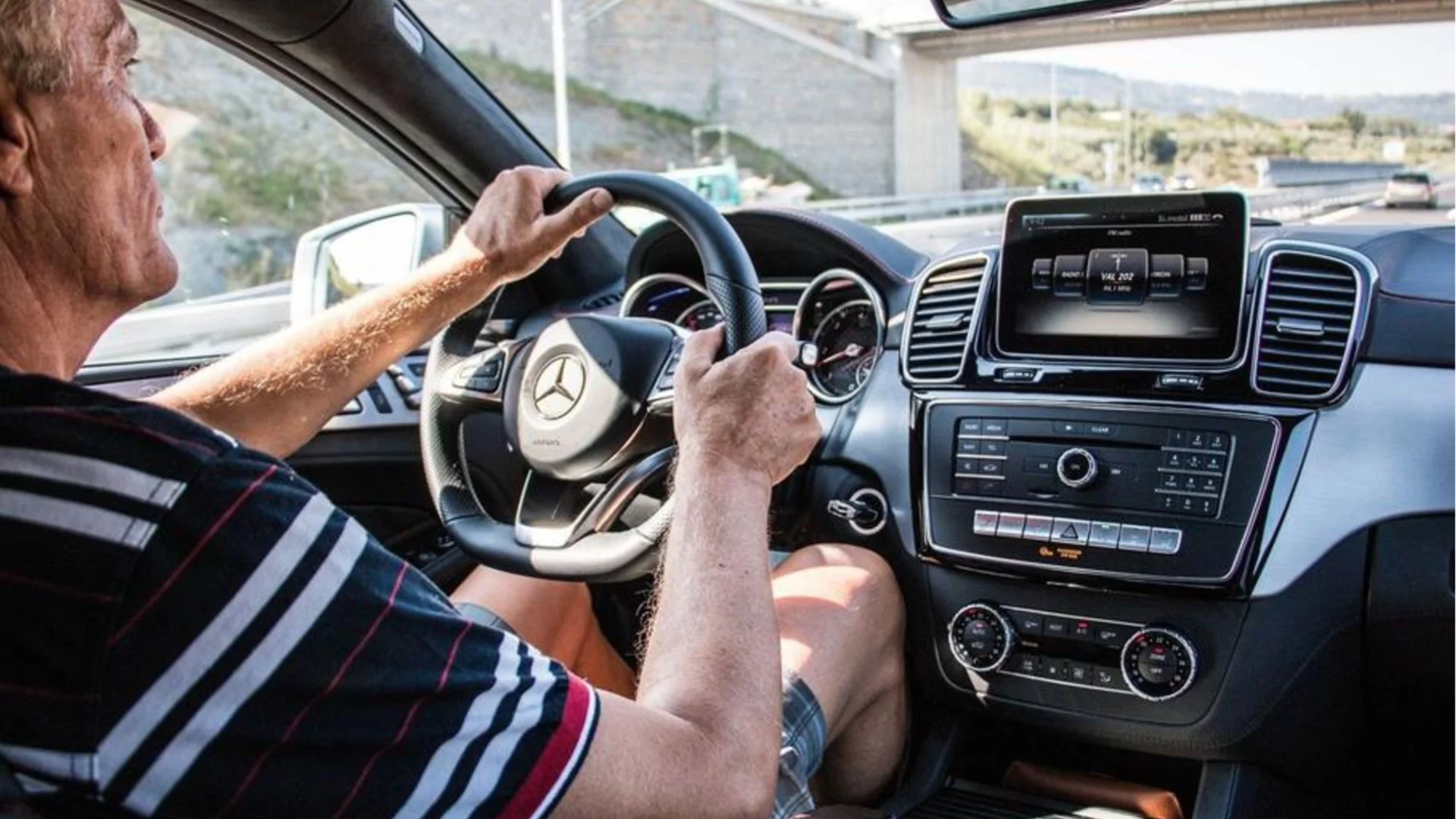 Защо шофьорът и пилотът седят отляво, а машинистът - отдясно