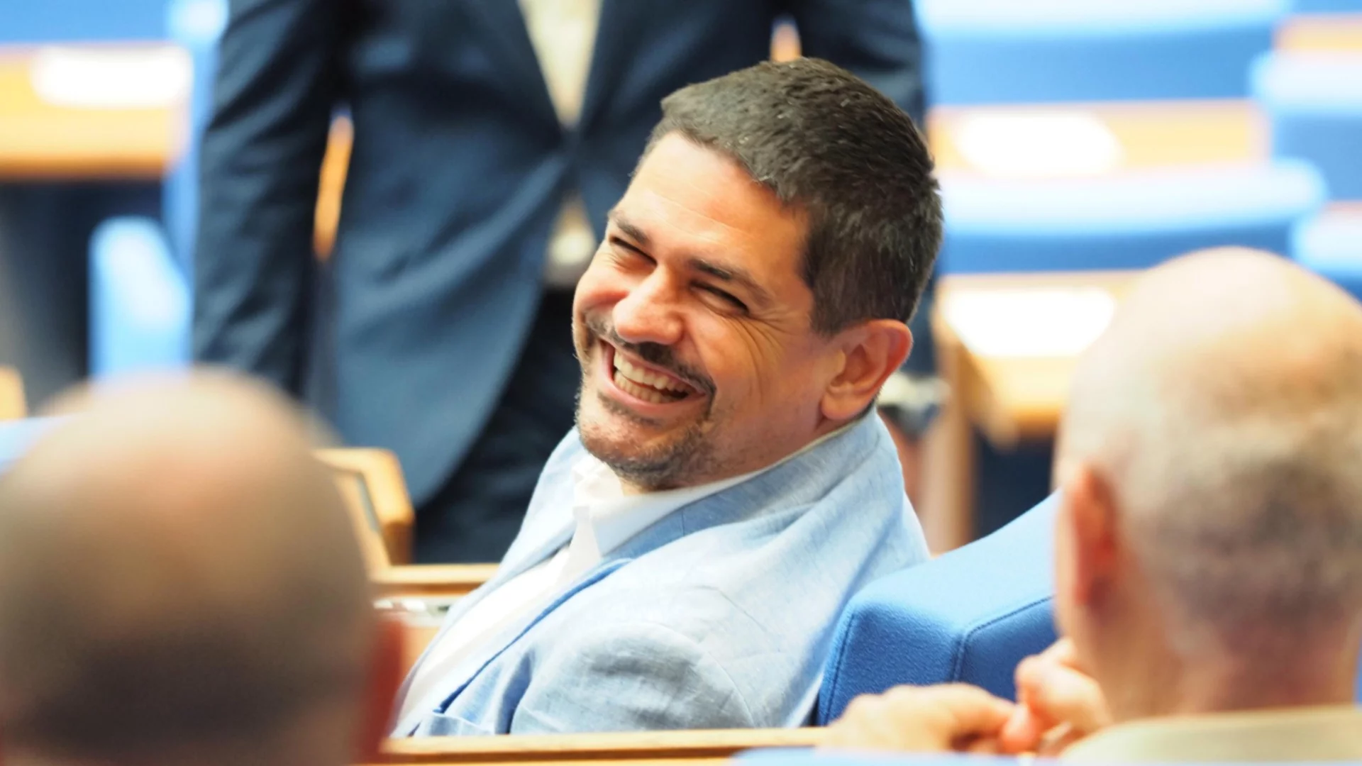 "България не е далеч от революция - ние затова се казваме МЕЧ, а не ПАМУК": Василев поиска полицаи в секциите за вота