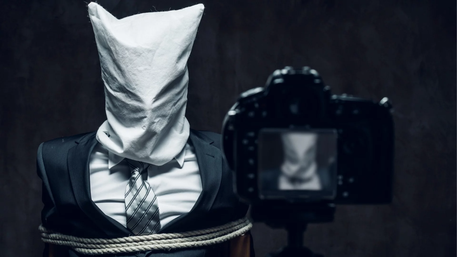 Отвличане като на филм: Мними полицаи три дни "разхождат" мъж с торба на главата за близо 100 хил. лв.