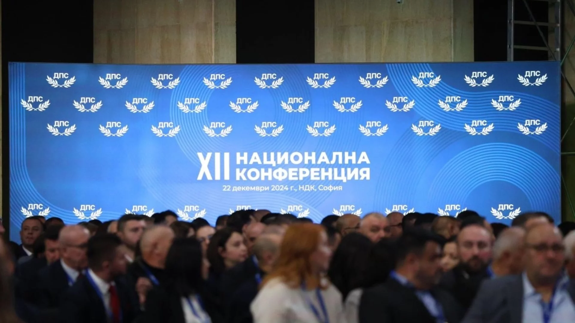 Полицията задържа малолетни, намазали с фекалии офис на ДПС