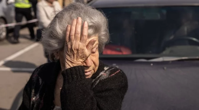 "Владимир Путин, аз и децата ми сме без дом": Жителите на Мариупол вече почти не могат дори да се оплакват (ВИДЕА)