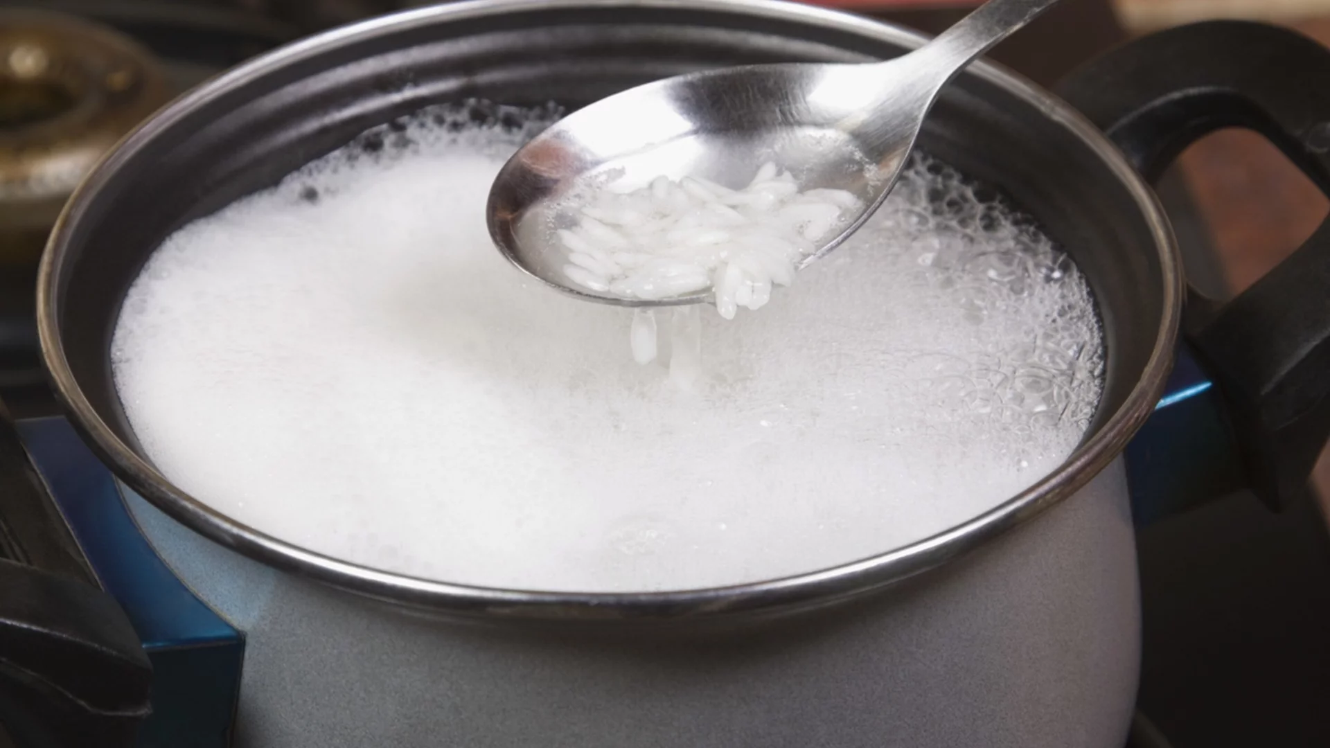 Как правилно да наторите растенията с оризова вода