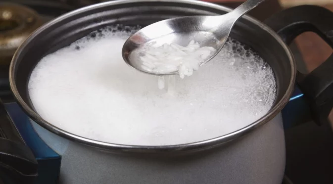 Как правилно да наторите растенията с оризова вода