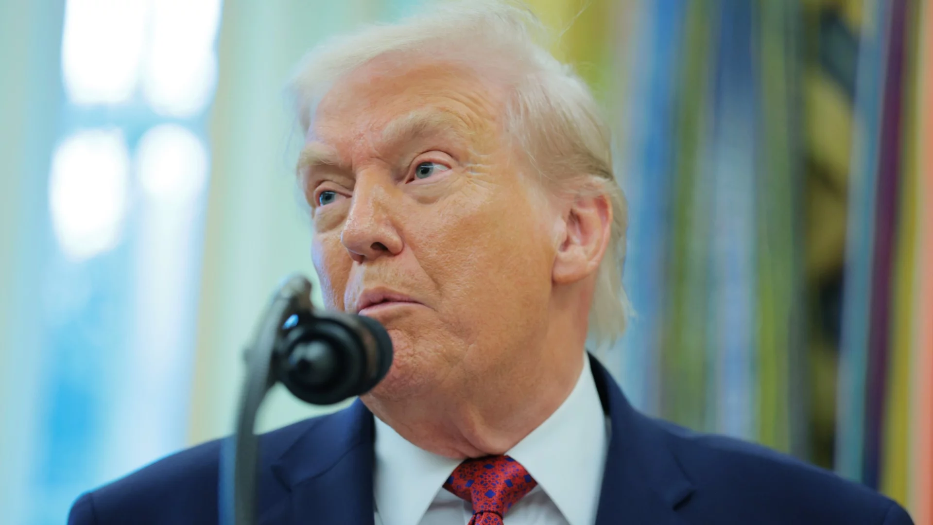 Рейтингът пада ли пада, а Тръмп се хвали с победите си (ВИДЕА)