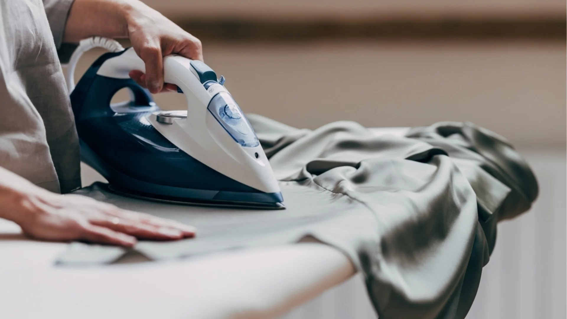 Цял живот сте гладили дрехите си неправилно: 5 гениални трика, които работят магически