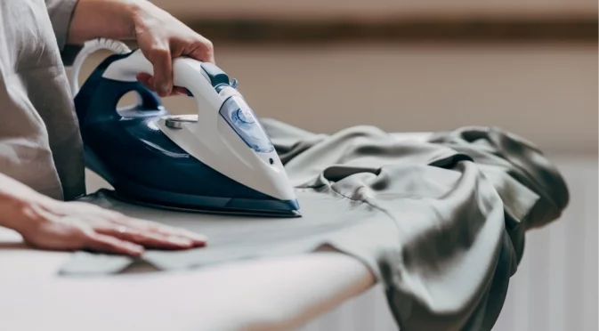 Цял живот сте гладили дрехите си неправилно: 5 гениални трика, които работят магически