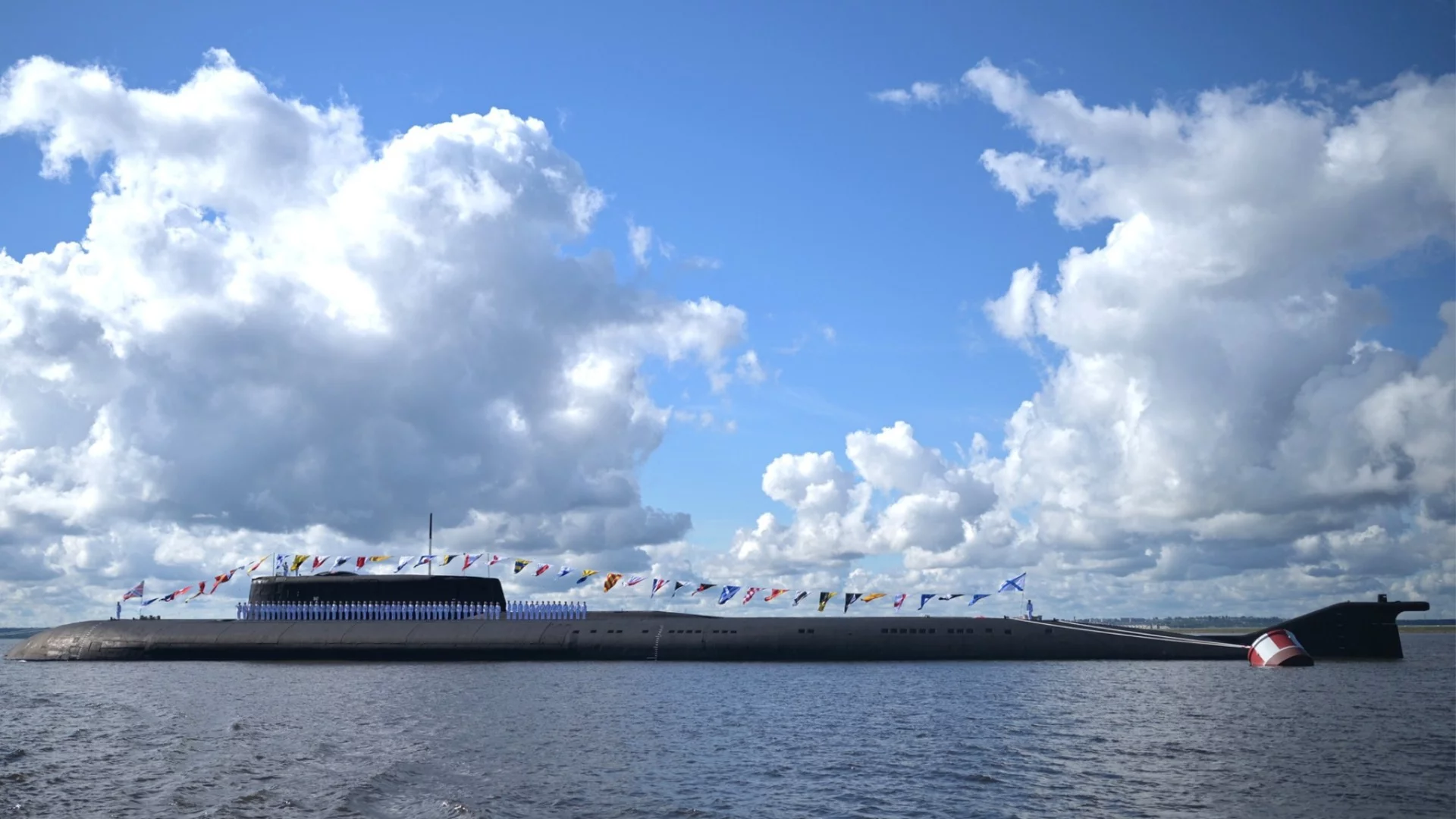 От "непокътнатата", според руснаците, подводница в Новоросийск започна да тече гориво в морето? (ВИДЕО)