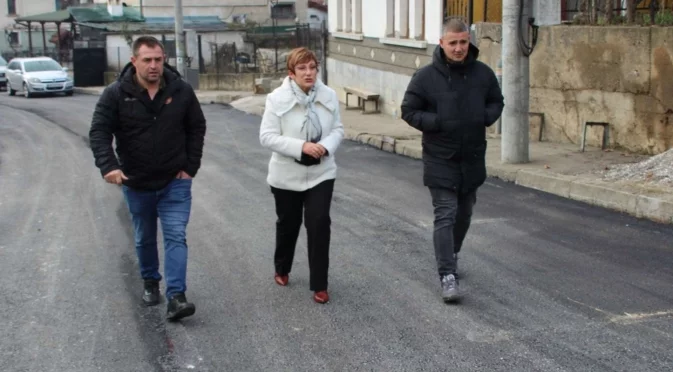 Кметът на Тетевен инспектира асфалтирането на ул. „Георги Бенковски“ в с. Галата