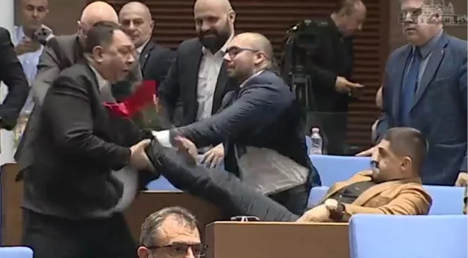 Обиди ме на "циганин" и "мангал": Радостин Василев се закани за нов бой в парламента