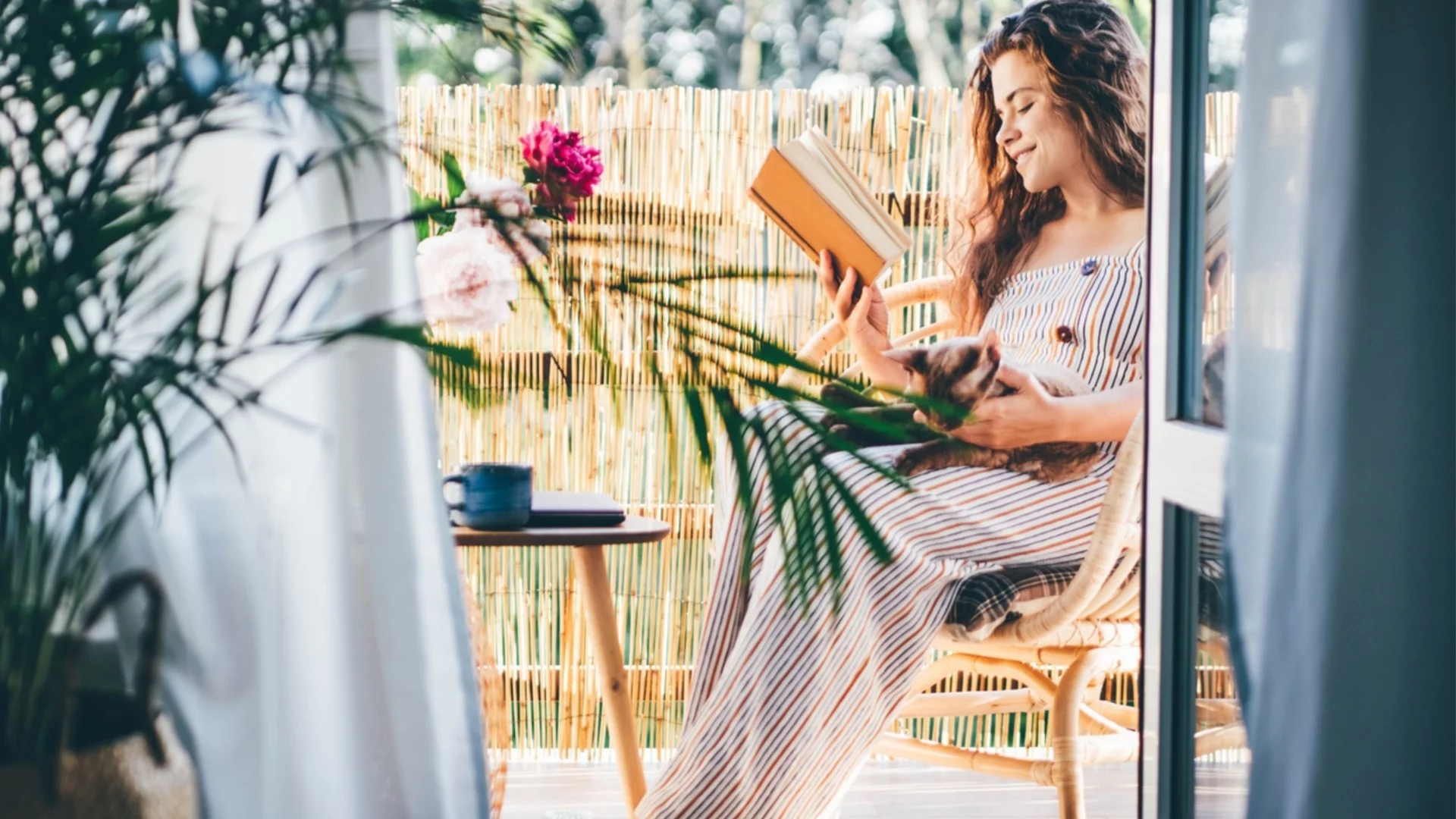 Идеи за обзавеждане на малка тераса или балкон с градински комплекти или дивани