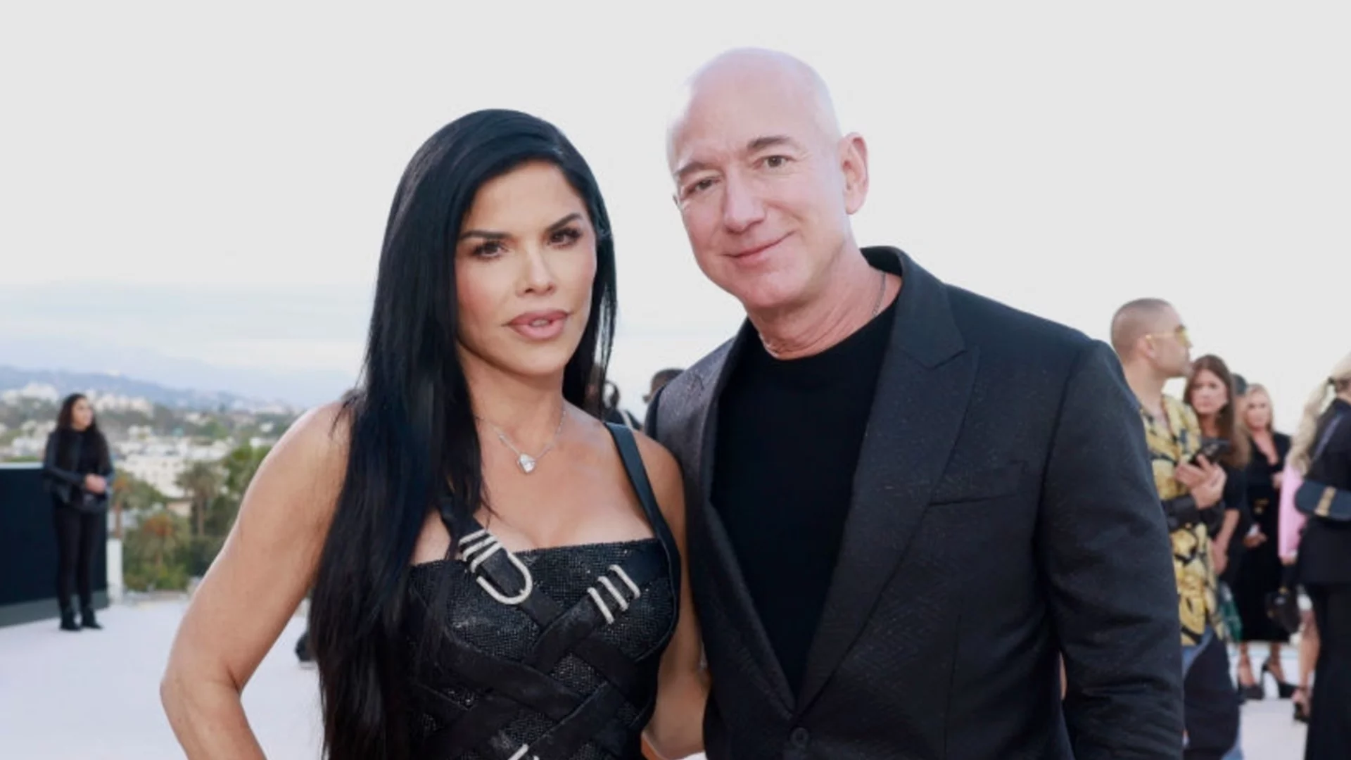 Извънземна мистерия: НЛО се появи в дома на Джеф Безос (СНИМКИ)