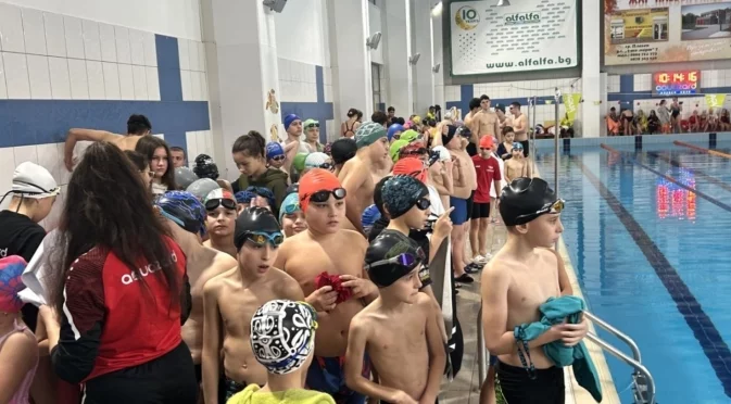 Повече от 200 деца се включиха в традиционния Коледен турнир по плуване в Плевен