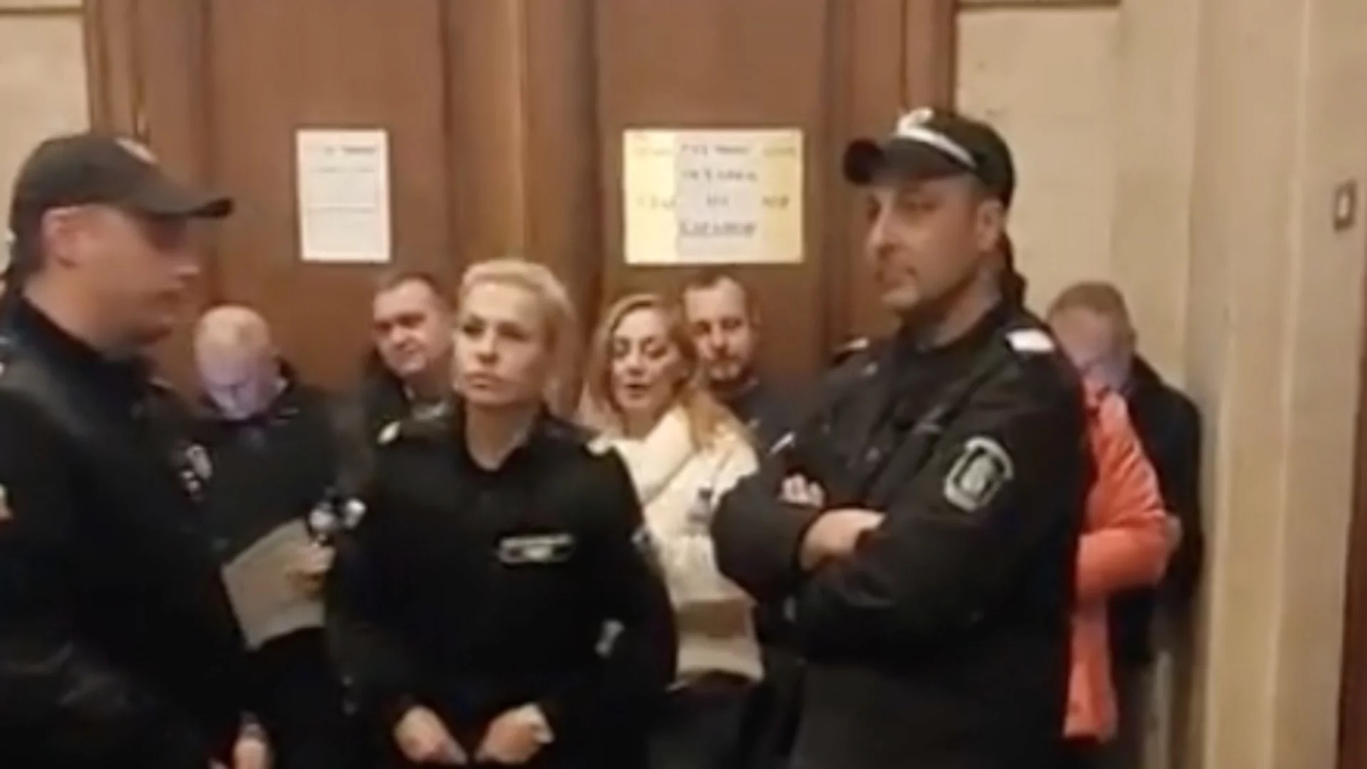 "БОЕЦ" окупираха входа към кабинета на Борислав Сарафов (ВИДЕО)