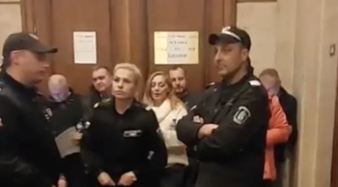 "БОЕЦ" окупираха входа към кабинета на Борислав Сарафов (ВИДЕО)