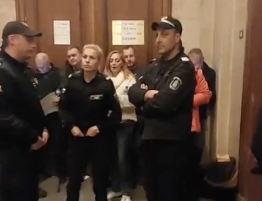 "БОЕЦ" окупираха входа към кабинета на Борислав Сарафов (ВИДЕО)