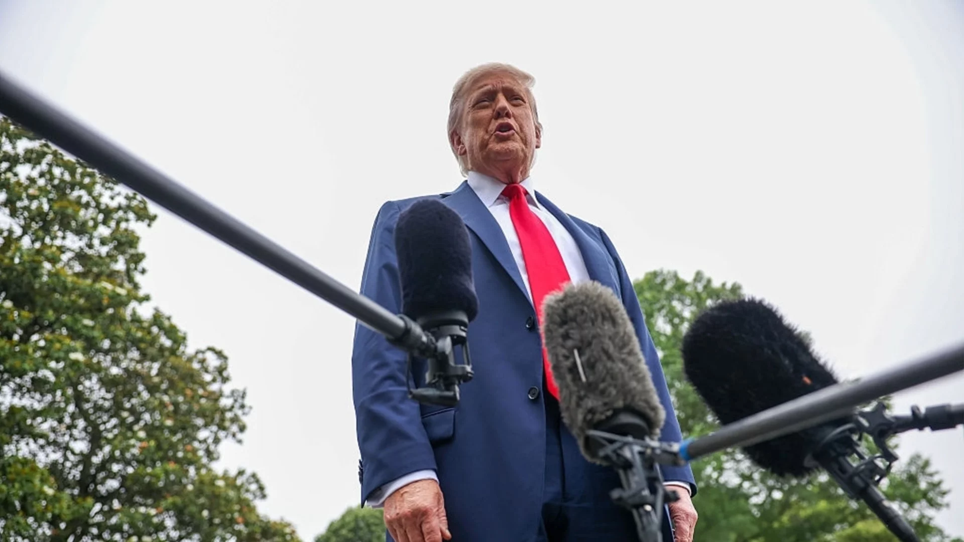 С указ: Тръмп прекласифицира марихуаната като по-малко опасно вещество