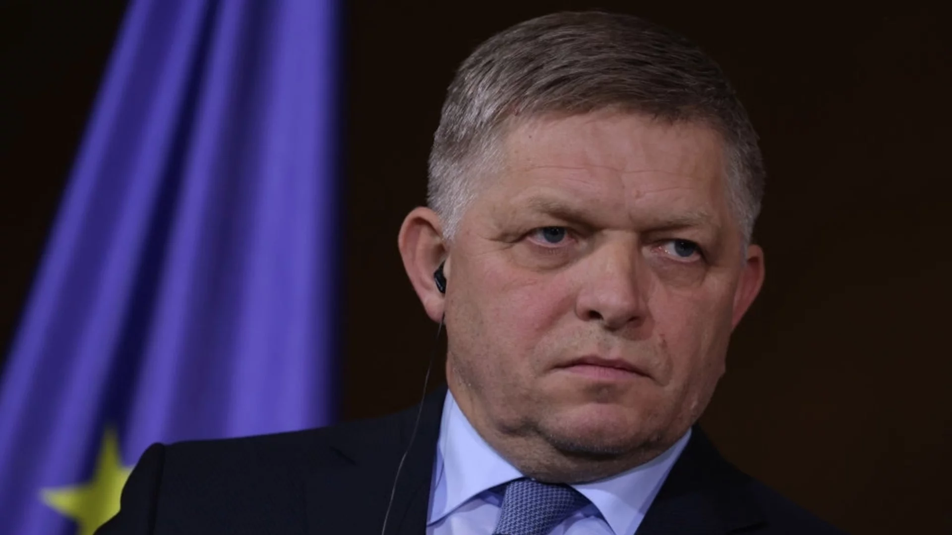 Кола се вряза в самолета на словашкия премиер