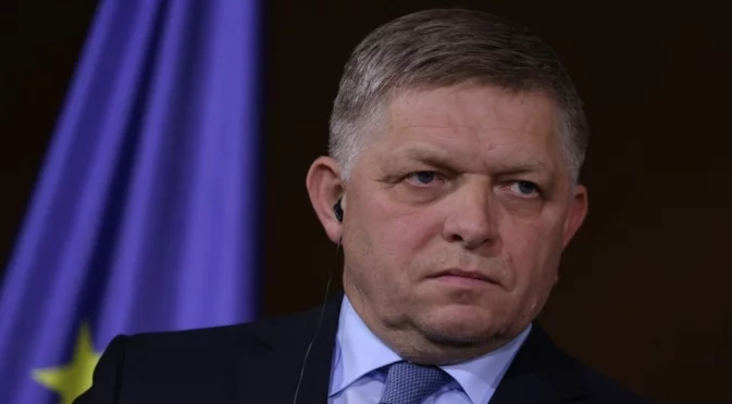 Кола се вряза в самолета на словашкия премиер