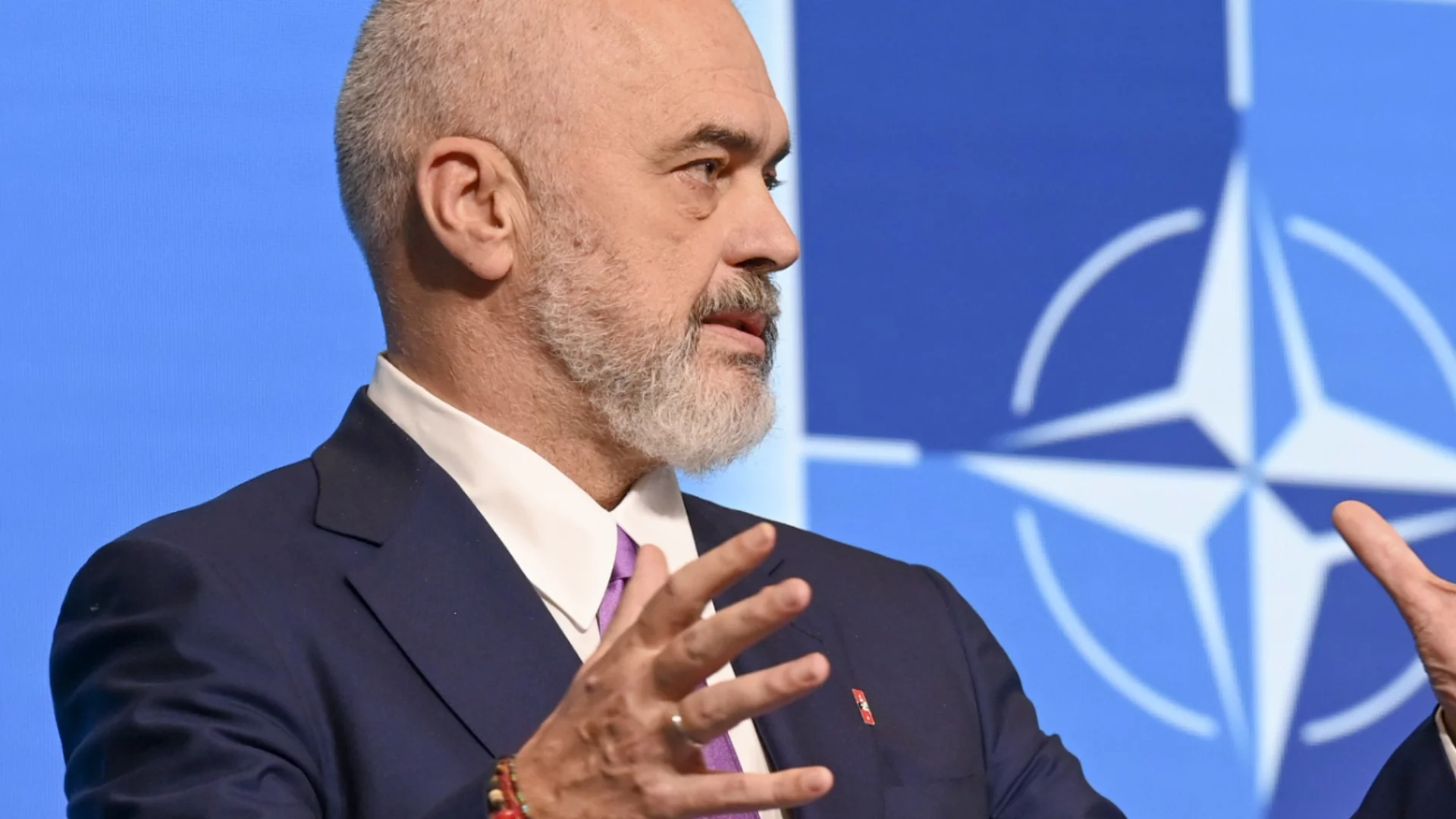 Подпалиха Еди Рама на плакат в албанския парламент (ВИДЕО)