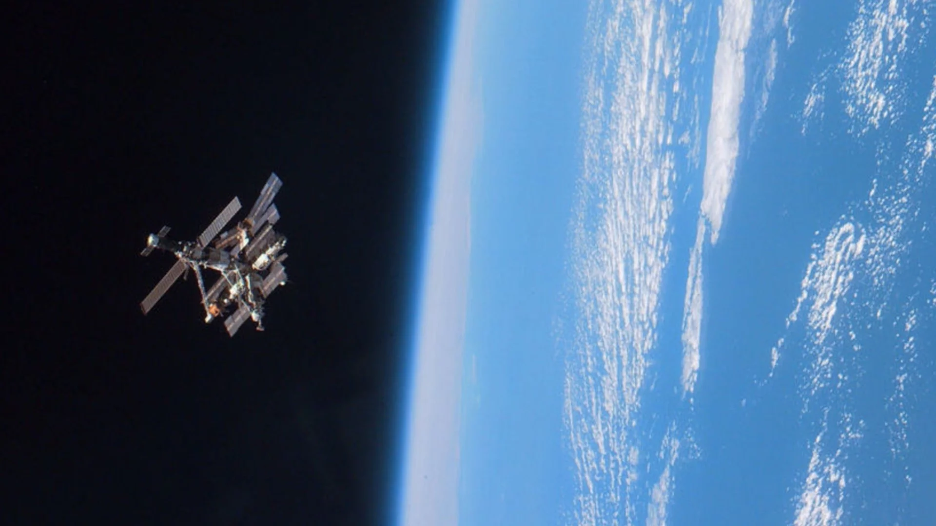 На косъм от голяма катастрофа: Сателитът "Старлинк" почти се сблъска с китайски спътник