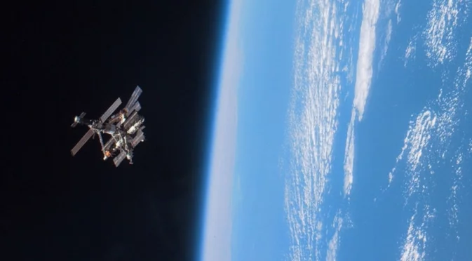 На косъм от голяма катастрофа: Сателитът "Старлинк" почти се сблъска с китайски спътник