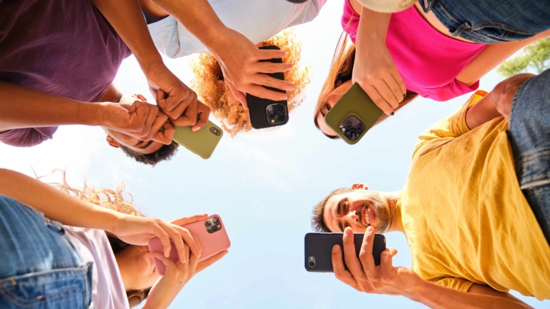 Тийнейджърите на дигиталната улица: Между троловете и приятелите