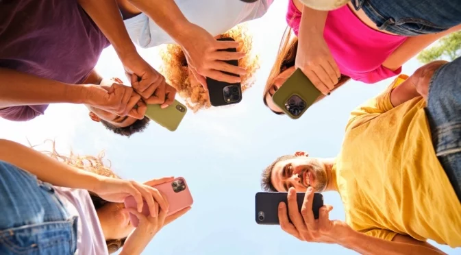 Тийнейджърите на дигиталната улица: Между троловете и приятелите