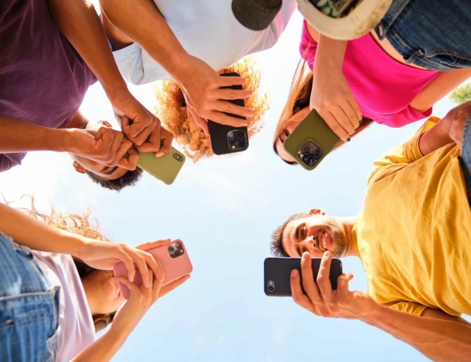 Тийнейджърите на дигиталната улица: Между троловете и приятелите