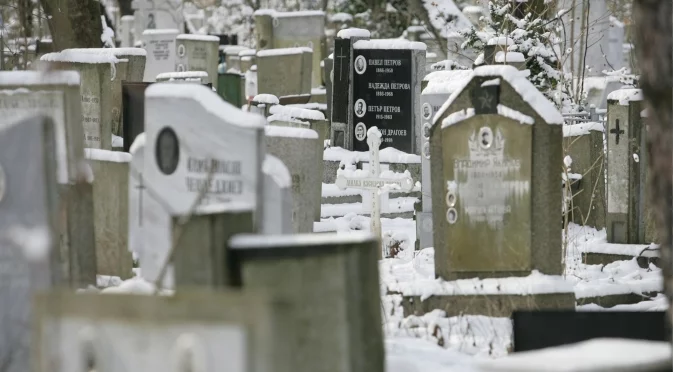 Тежка присъда грози мъжа, поругал над 200 надгробни плочи в София