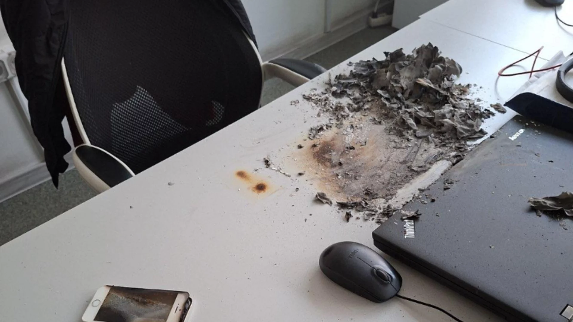 Зарядно едва не предизвика пожар, огнеборци с важни съвети