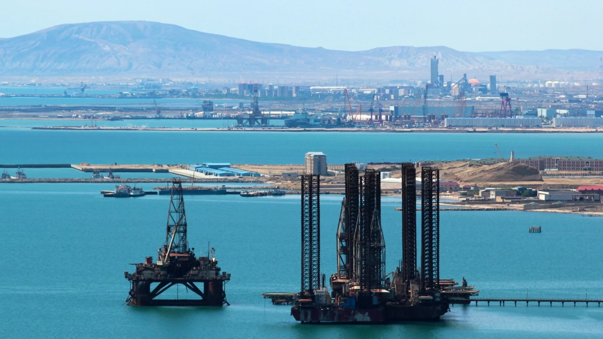 Систематични удари: Украйна е поразила поредна нефтена платформа на "Лукойл" в Каспийско море