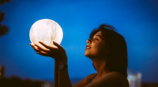 Хороскоп за днес, 20 декември: Последното новолуние за 2025 ще вдъхнови Скорпионите и ще успокои душата на Раците