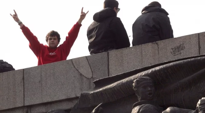 Псуваш? Общественополезен труд: Вижте къде полицията посече младежи хулигани