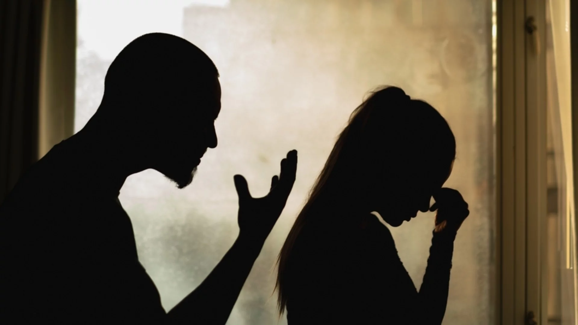 Домашно насилие: Мъж започна да души жена си по време на спор