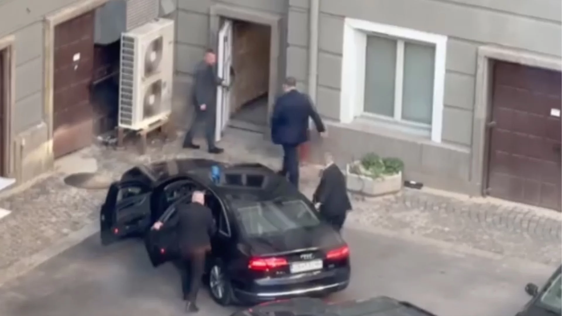 "На Борисов му треперят мартинките": ГЕРБ се отказа бързо да сваля охраната на Пеевски