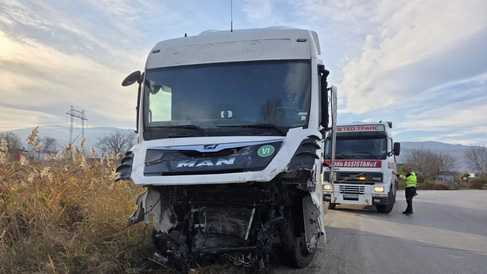 Самокатастрофирал камион ограничава движението по пътя за Своге