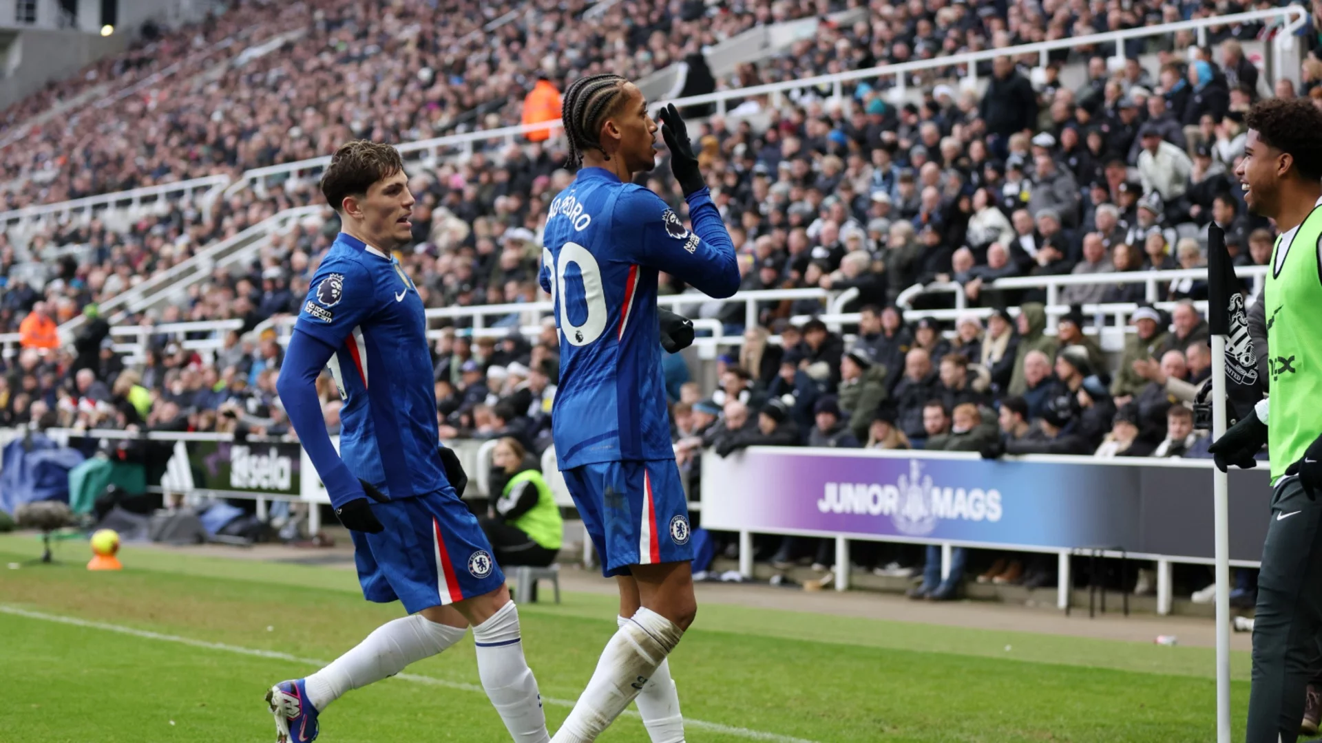 Зрелище откри кръга във Висшата лига: Челси не победи Нюкасъл, но се усети като победа