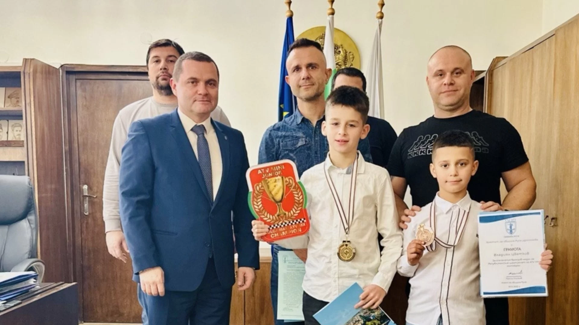 Кметът на Русе  отличи младите състезатели по мотокрос Филип Кашов и Владиян Цветков