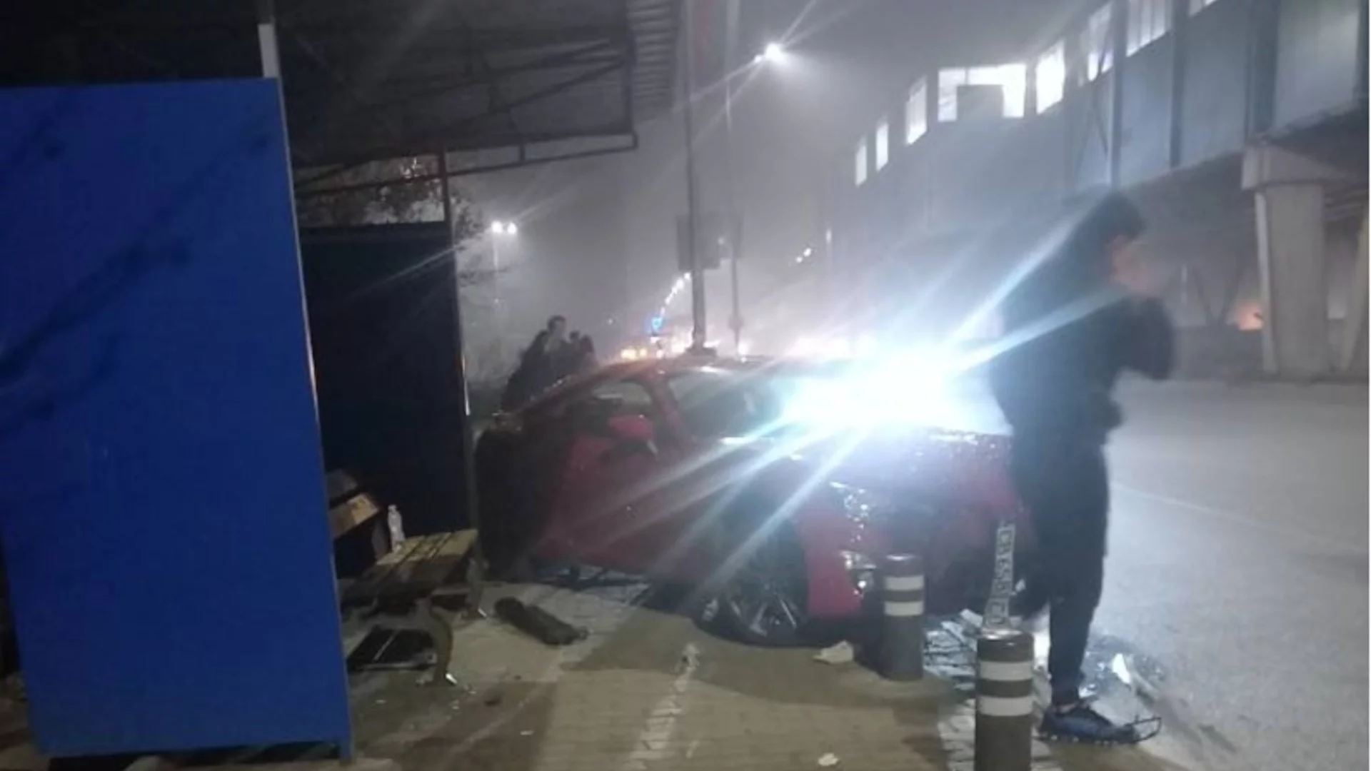 Кола се вряза в автобусна спирка на бул. "Ломско шосе" в София (СНИМКИ)