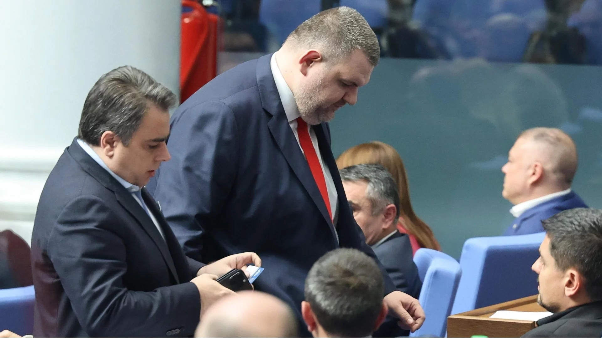 Случаят с камерите в училищни тоалетни разпали нов сблъсък между ПП-ДБ и Пеевски