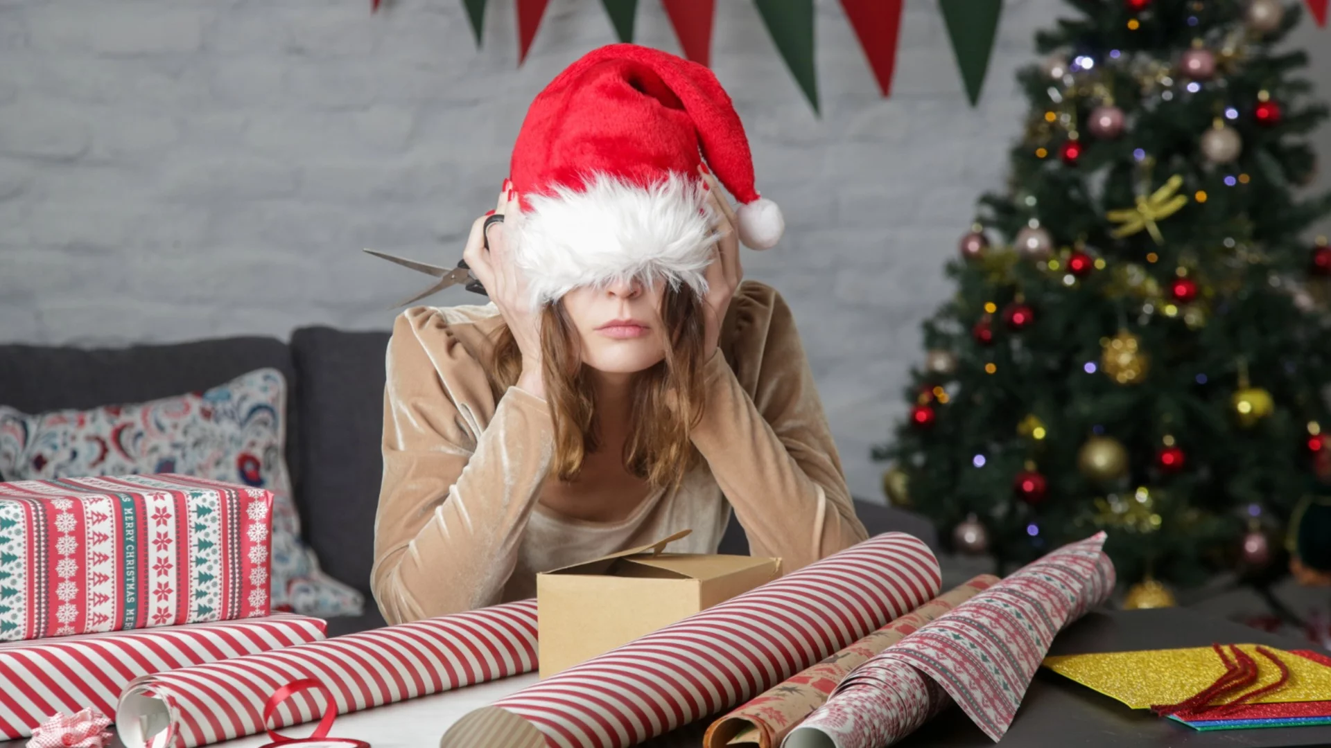 Утре Овен, Везни + още 2 зодии ще затънат в коледния батак до ушите