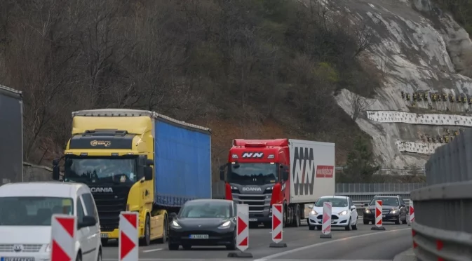 Стотици по-малко тежки катастрофи: Пътна полиция готова за големия трафик и ни зове да не бързаме