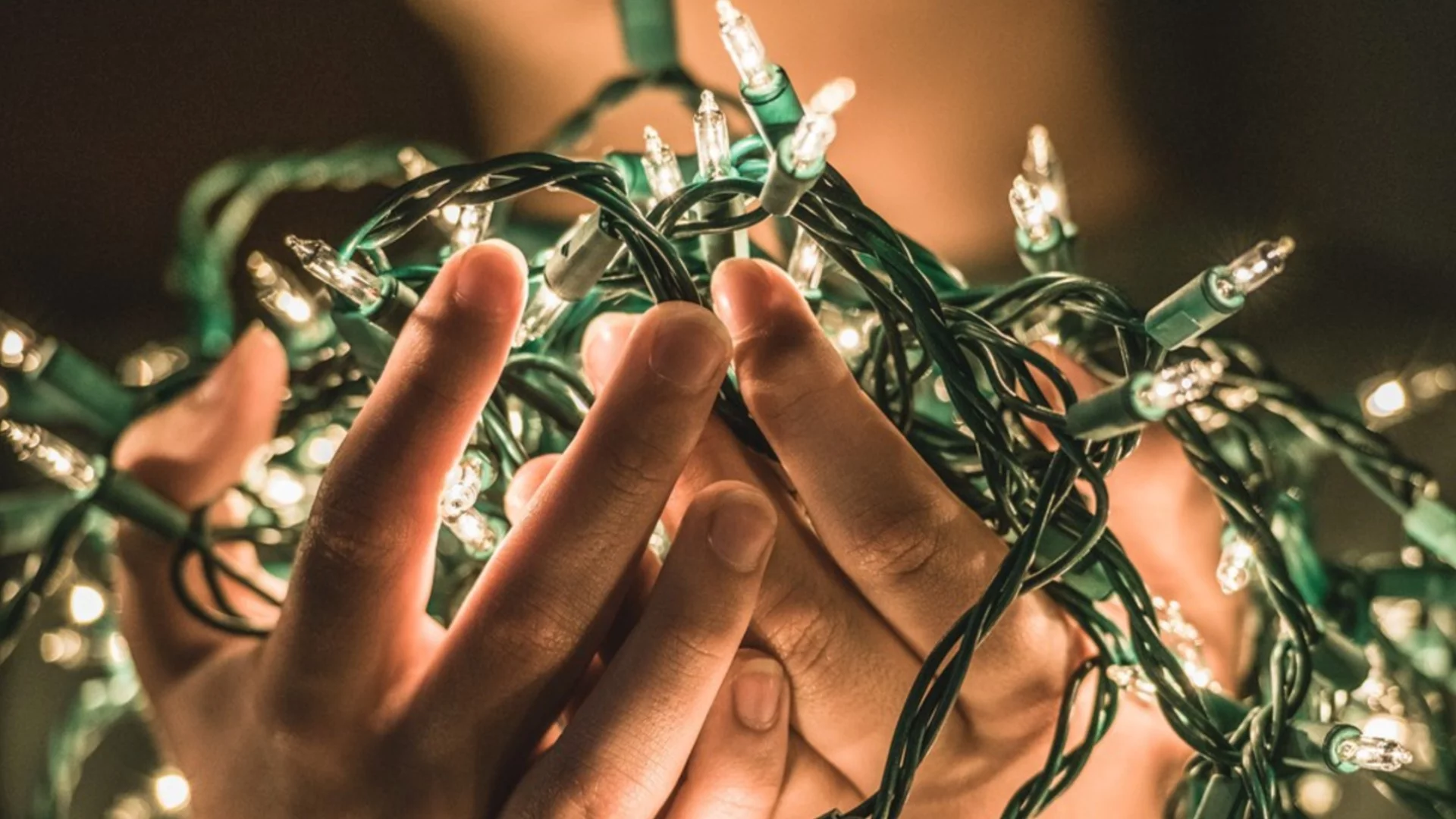 Светлина, сигурност и магия: Как да изберем правилните коледни лампички тази година?